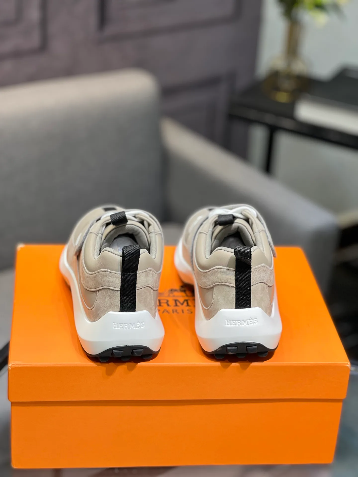 Men's shoes 💰600 Actual photos 🎬 [Hermès] Couple style, official website synchronization Counter quality French Paris catwalk style Simple and classic Imported original fabric Original 1:1 outsole! The highest version on the market! Size: Female 35-41. Male 39-45 (female 41, male 45 customized)